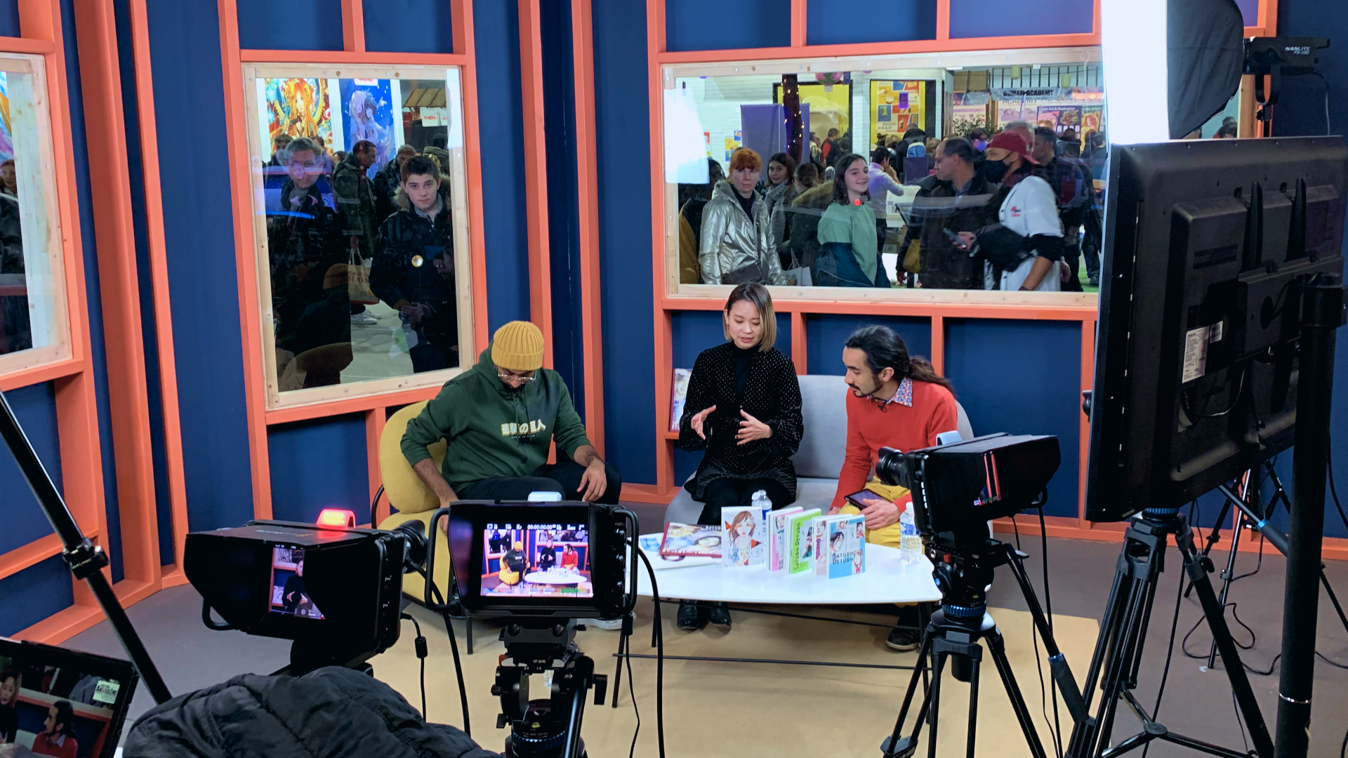 Plateau pop-up avec caméras et public lors d'un événement