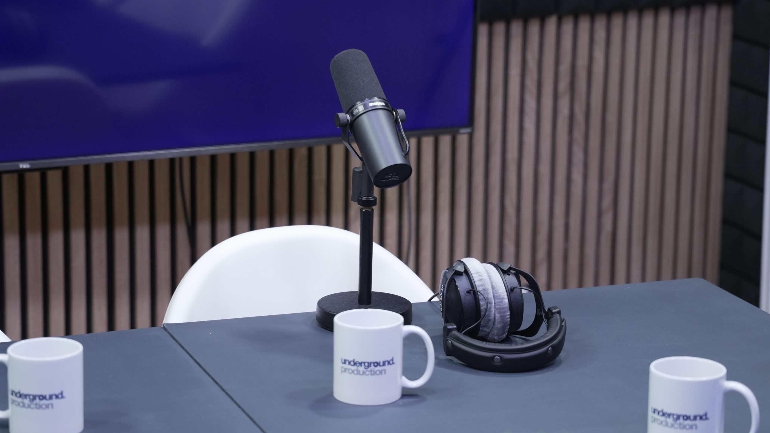 Studio de podcast Underground Production avec micro et casques prêts pour l'enregistrement